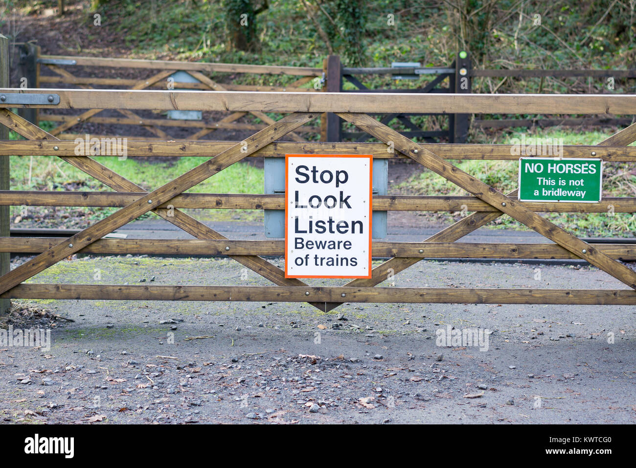 Panneau « STOP, LOOK, LISTEN » à la barrière de la traversée de Severn Valley Railway. Avertissement sur « attention aux trains ». Avis public sur la santé et la sécurité. Banque D'Images