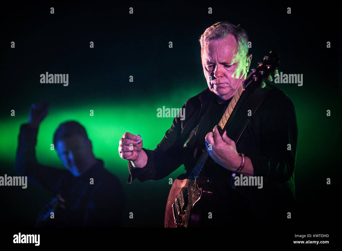 Le groupe de rock anglais Nouvelle commande effectue un concert live au festival de musique danois Roskilde Festival 2016. Ici chanteur et musicien Bernard Sumner est vu sur scène. Le Danemark, 02/07 2016. Banque D'Images