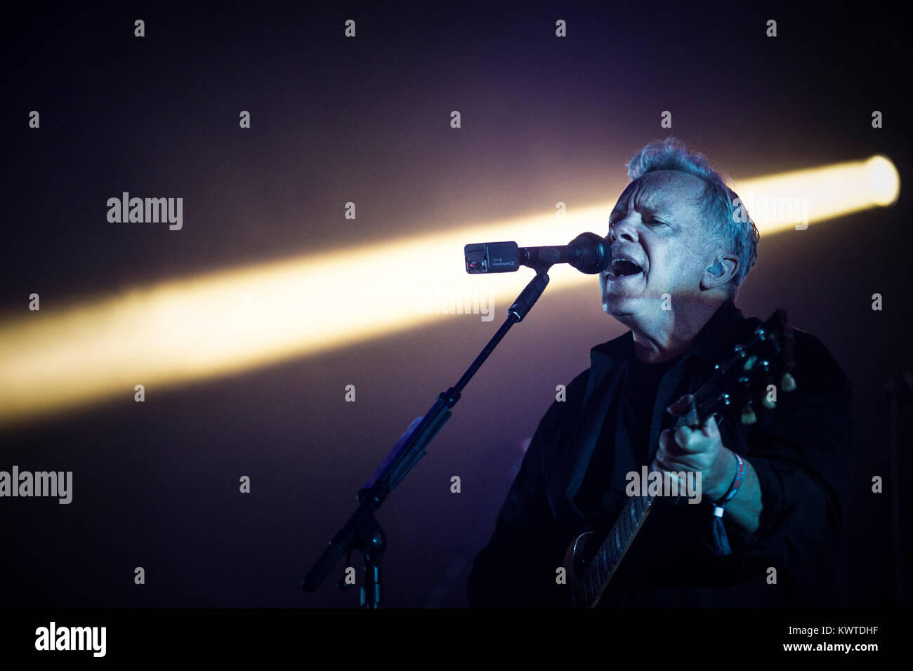 Le groupe de rock anglais Nouvelle commande effectue un concert live au festival de musique danois Roskilde Festival 2016. Ici chanteur et musicien Bernard Sumner est vu sur scène. Le Danemark, 02/07 2016. Banque D'Images