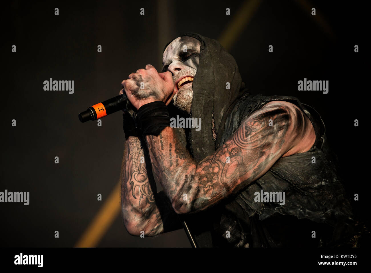 Le groupe de metal extrême irlandaise effectue un premier concert live au festival de heavy metal danois Copenhell 2015 à Copenhague. Ici le chanteur Alan Averill est représenté sur scène. Le Danemark, 19/06 2015. Banque D'Images Le groupe de metal extrême irlandaise effectue un premier concert live au festival de heavy metal danois Copenhell 2015 à Copenhague. Ici le chanteur Alan Averill est représenté sur scène. Le Danemark, 19/06 2015. Banque D'Images