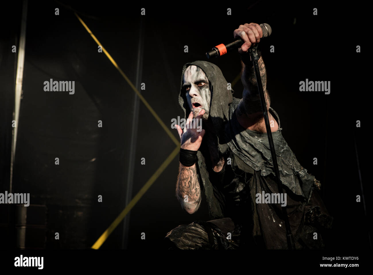 Le groupe de metal extrême irlandaise effectue un premier concert live au festival de heavy metal danois Copenhell 2015 à Copenhague. Ici le chanteur Alan Averill est représenté sur scène. Le Danemark, 19/06 2015. Banque D'Images Le groupe de metal extrême irlandaise effectue un premier concert live au festival de heavy metal danois Copenhell 2015 à Copenhague. Ici le chanteur Alan Averill est représenté sur scène. Le Danemark, 19/06 2015. Banque D'Images