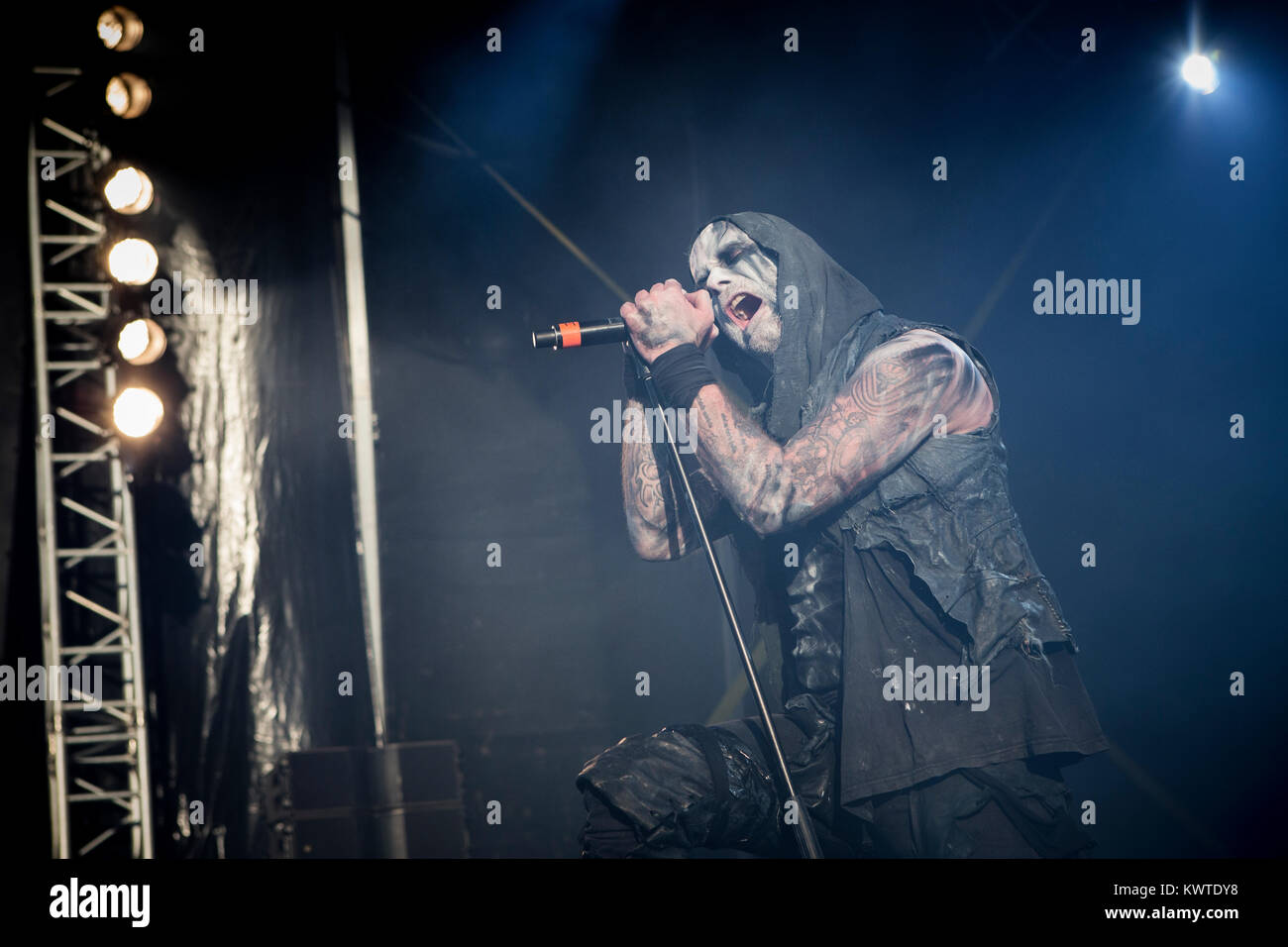 Le groupe de metal extrême irlandaise effectue un premier concert live au festival de heavy metal danois Copenhell 2015 à Copenhague. Ici le chanteur Alan Averill est représenté sur scène. Le Danemark, 19/06 2015. Banque D'Images Le groupe de metal extrême irlandaise effectue un premier concert live au festival de heavy metal danois Copenhell 2015 à Copenhague. Ici le chanteur Alan Averill est représenté sur scène. Le Danemark, 19/06 2015. Banque D'Images
