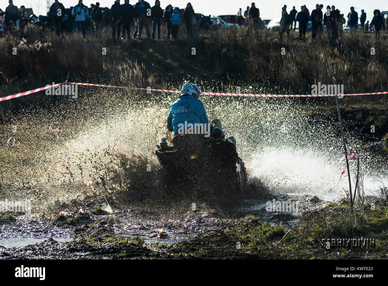 Lviv, Ukraine- 6 décembre 2015 : pas de rider sur ATV surmonte une barrière contre l'eau près de Lviv, Ukraine Banque D'Images