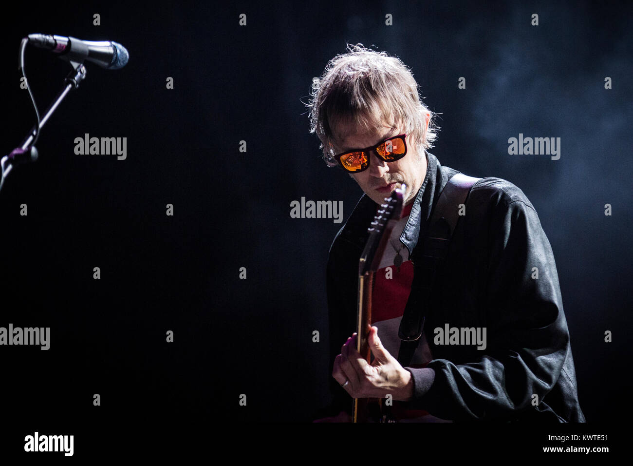 Le groupe britannique The Ride effectue un concert live at the Spanish music festival Primavera Sound 2015 à Barcelone. Ici le guitariste Andy Bell est représenté sur scène. L'Espagne, 29/05 2015. Banque D'Images