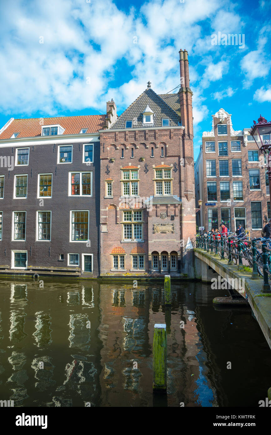 Amsterdam, Pays-Bas - 19 Avril 2017 : beaux canaux d'Amsterdam avec ses maisons typiques Banque D'Images