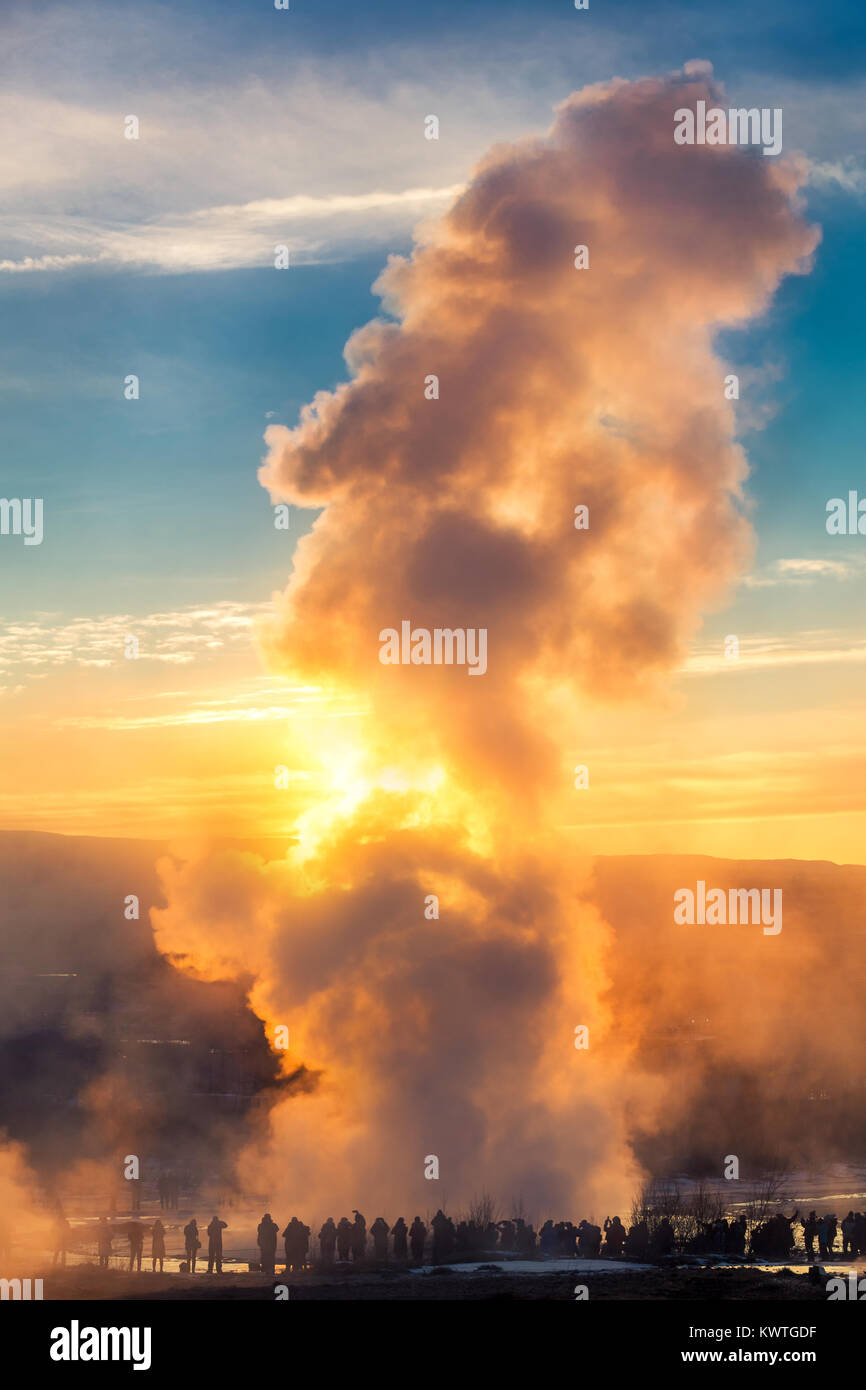 Strokkur geyser éclate au lever du soleil. Strokkur est un des plus célèbres de l'Islande, geysers éclatent une fois tous les 6 à 10 minutes. Banque D'Images