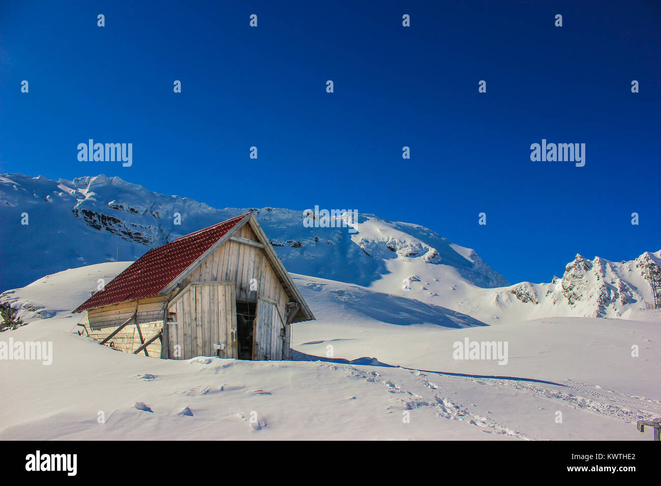 Paysage d'hiver avec du toolshed et montagnes couvertes de Fagaras en épaisse couche de neige à Balea lac, Sibiu, Roumanie Banque D'Images