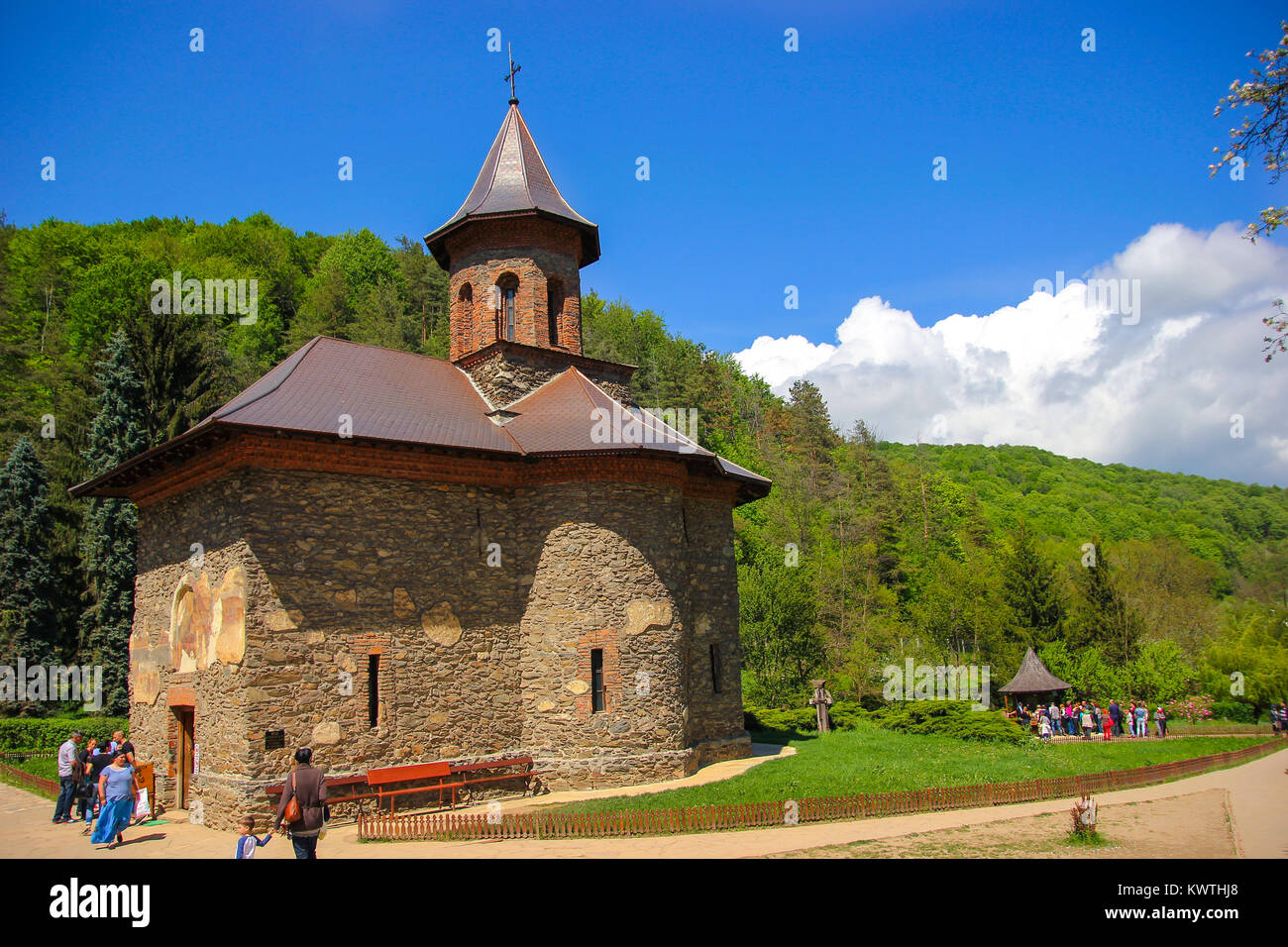 Monastère Prislop, Hateg, Roumanie - Personnes en pèlerinage au monastère Banque D'Images