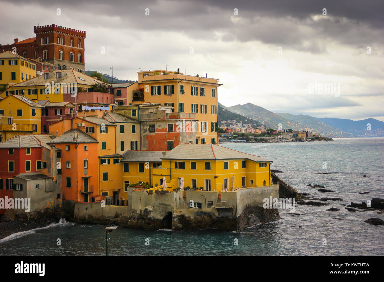 Paysage urbain avec des bâtiments à Genova Boccadasse, sur le bord de la Mer Méditerranée Banque D'Images