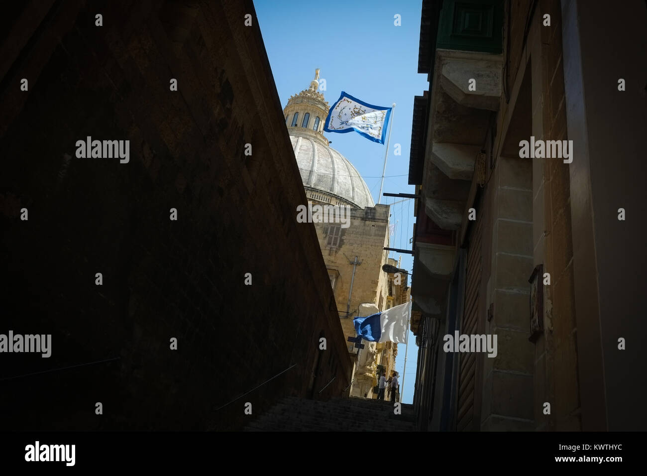 La Valette, Malte, Capitale européenne de la Culture 2018, Notre Dame du Mont Carmel Church, les rues de la ville, avec des drapeaux et des sculptures religieuses traditionnelles Banque D'Images