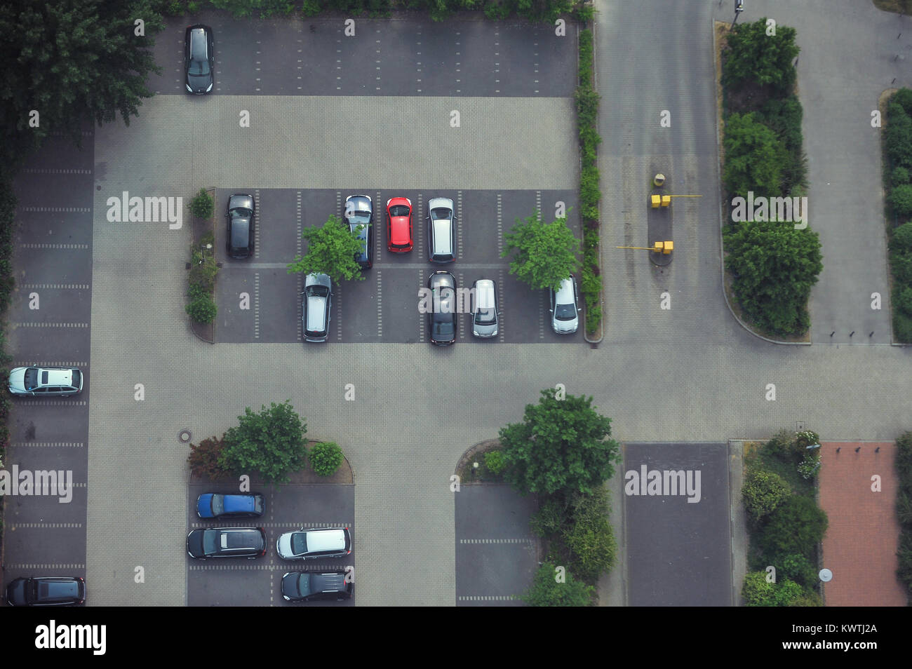 Vue de dessus de voitures garées dans un parking Banque D'Images