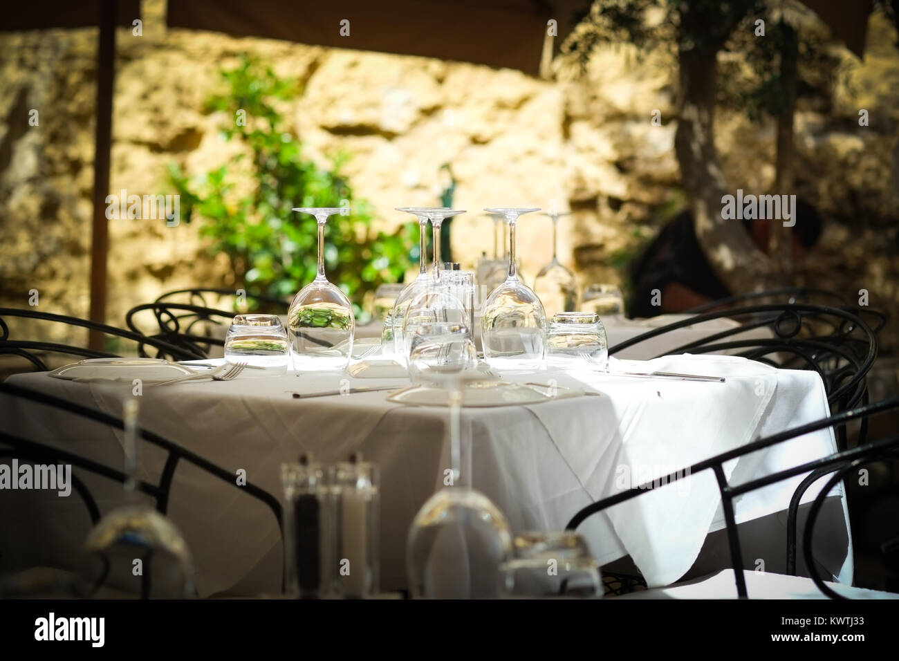 Manger en plein air sur la terrasse du Rampila restaurant dans le centre-ville de La Valette, ville européenne de la Culture 2018, Malte Banque D'Images