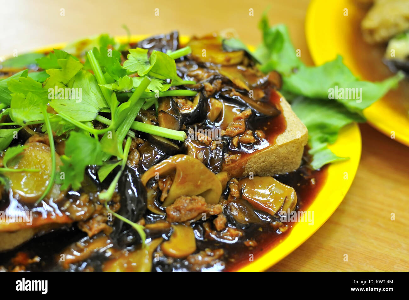 Cuisine végétarienne chinoise créative préparée avec caillé et surmontée de champignons en bonne santé. Banque D'Images