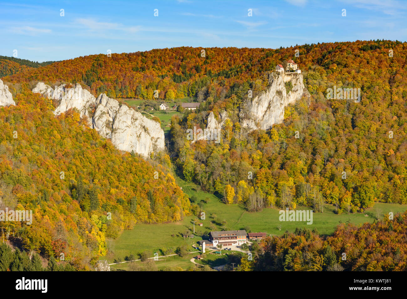 Beuron : la vue de Knopfmacherfelsen à Donau-Durchbruch rock (Danube), château Schloss Bronnen, Schwäbische Alb, Jura souabe, Baden- Banque D'Images