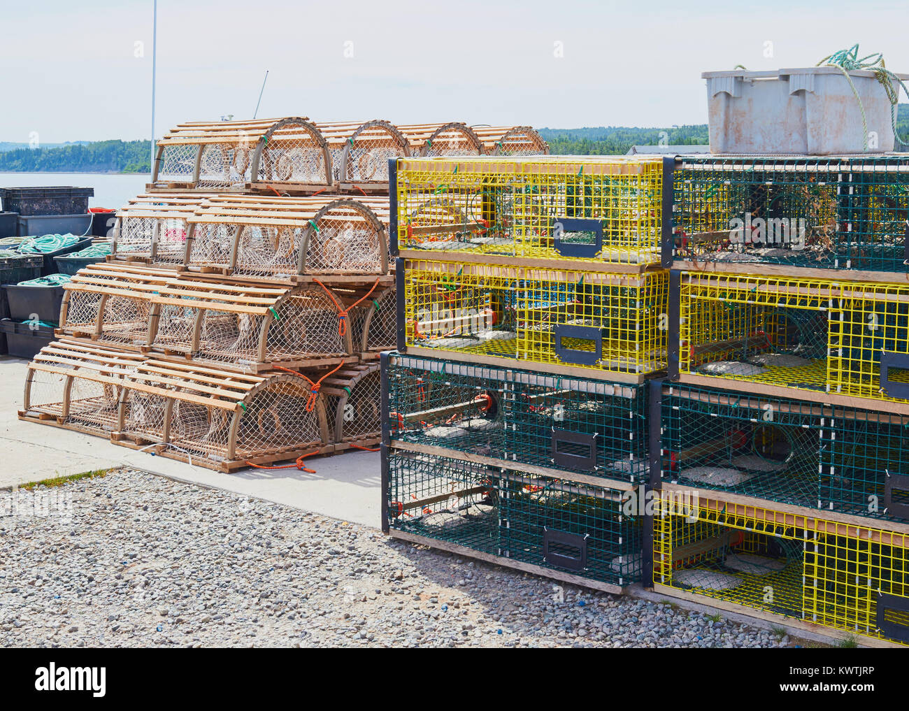 Des casiers à homard et du matériel de pêche sont à la hauteur de jetée, Nova Scotia, Canada Banque D'Images