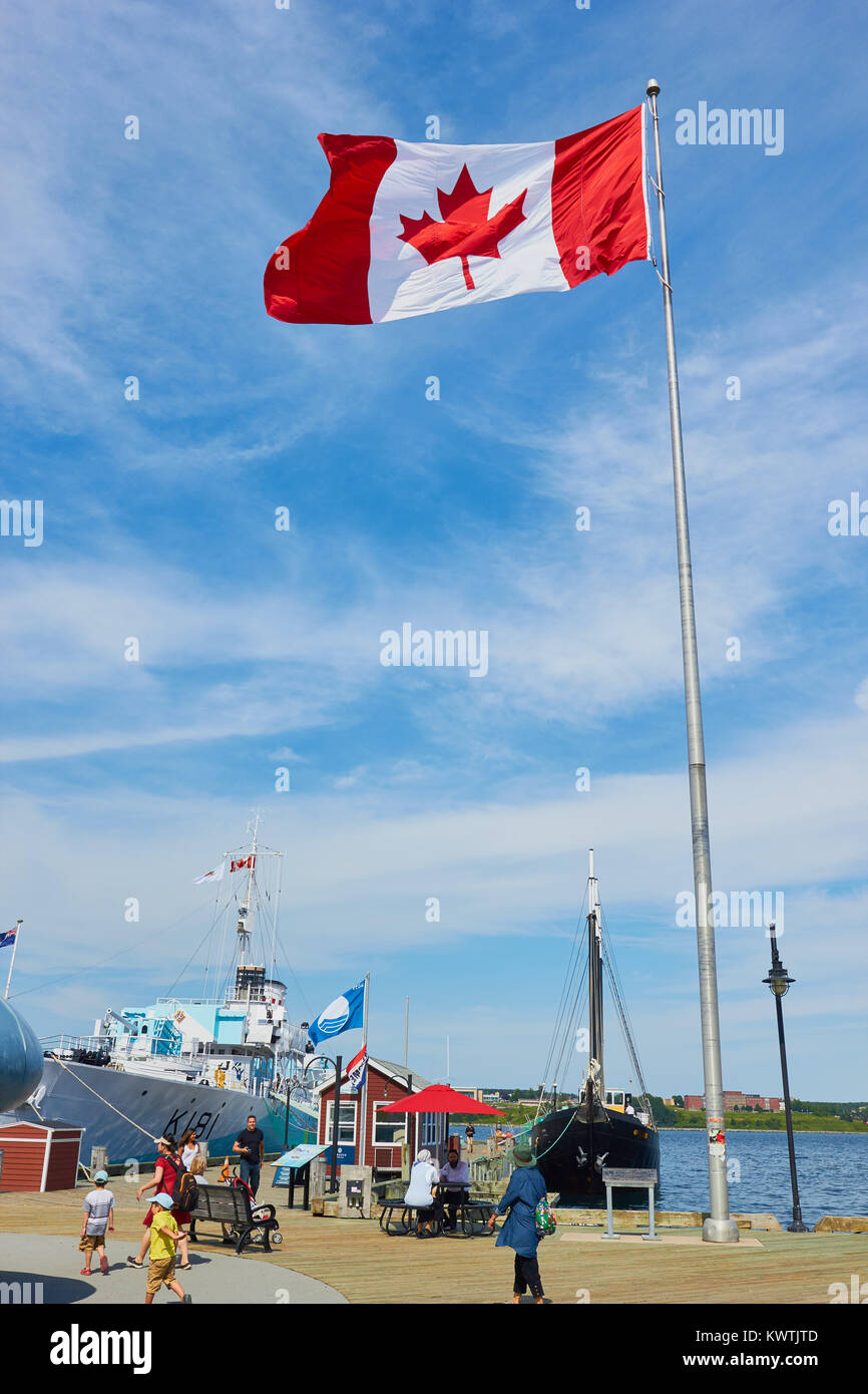 Drapeau canadien sur la promenade riveraine de Halifax, Halifax, Nouvelle-Écosse, Canada Banque D'Images