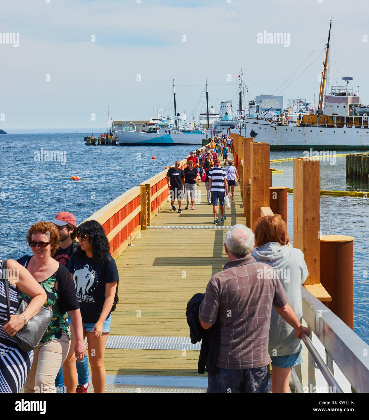 Les touristes marche sur Halifax waterfront boardwalk, Halifax, Nouvelle-Écosse, Canada Banque D'Images