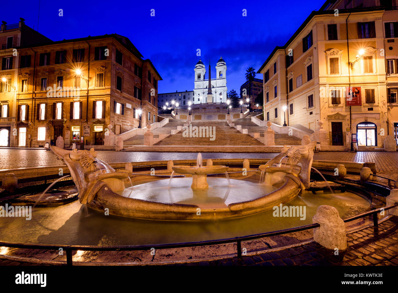 Fontana della Barcaccia et d'Espagne la nuit, Piazza di Spagna, Rome, Latium, Italie Banque D'Images