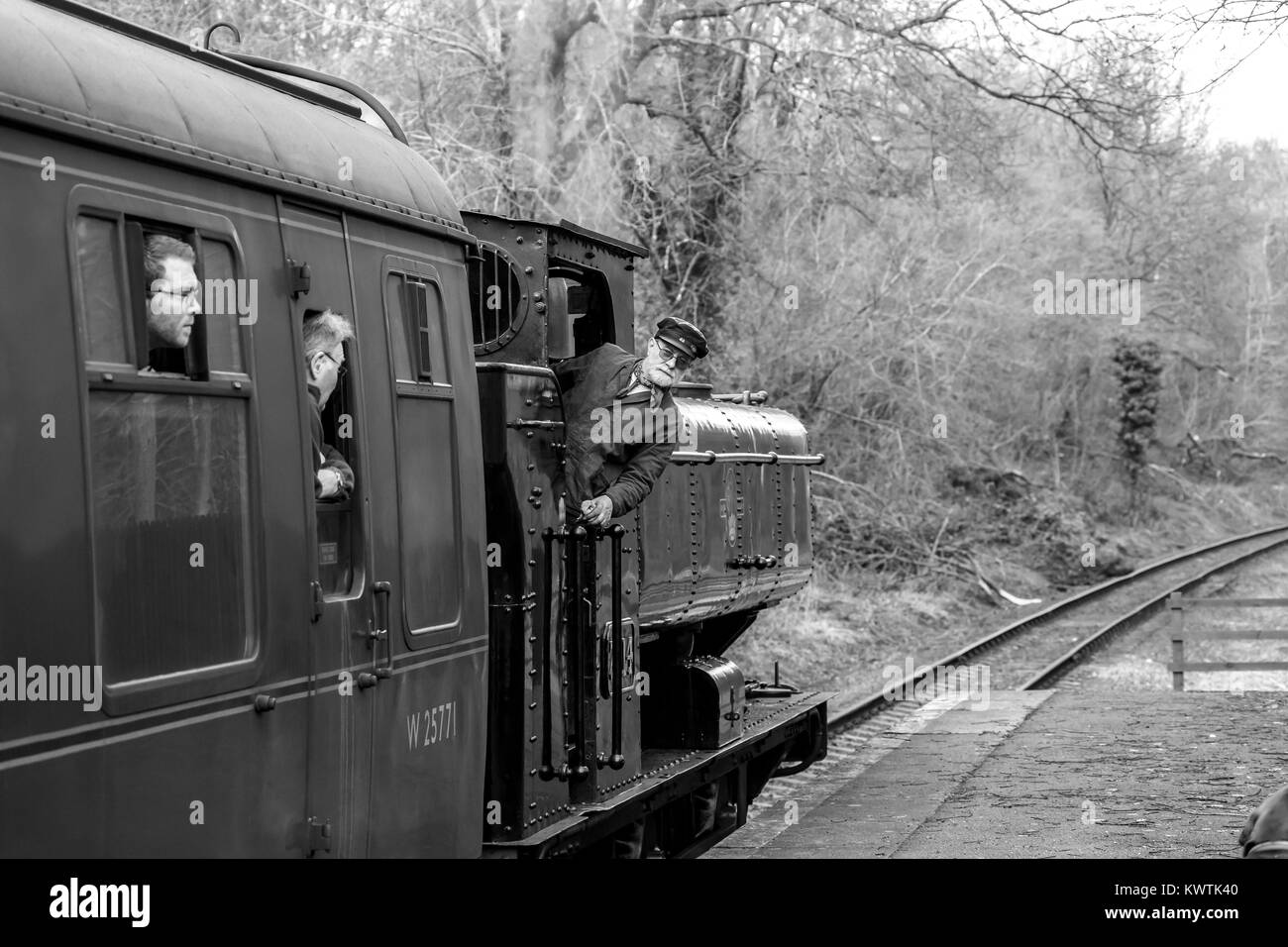 Photographie noir et blanc du pilote du moteur incliné vers l'extérieur de la cabine de vintage UK train à vapeur, en action sur la Severn Valley Railway heritage line. Banque D'Images