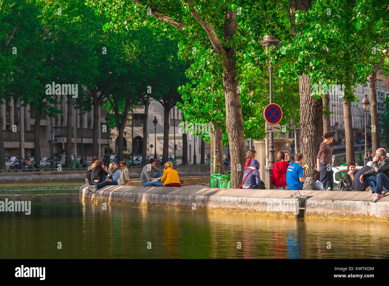 Paris Canal Saint Martin, à la fin du printemps un soir le long des quais du Canal Saint-Martin, dans le centre de Paris les jeunes se détendre et de socialiser. Banque D'Images