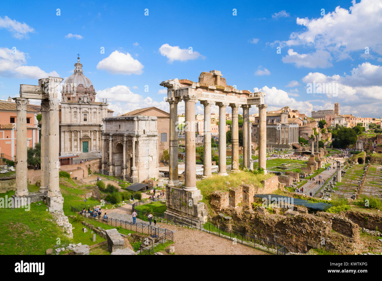 Temple de Saturne et aperçu des ruines du Forum Romain, Rome, Latium, Italie Banque D'Images