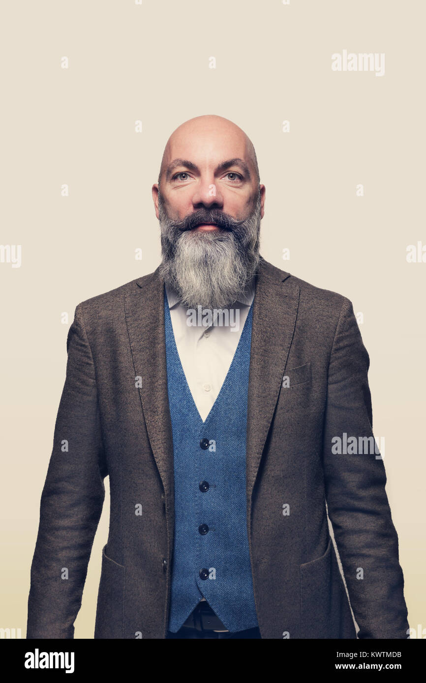 Un homme chauve avec une barbe Banque de photographies et d’images à haute résolution Alamy