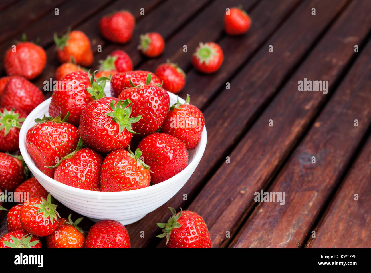 La fraise au bol sur la table en bois. Copy space Banque D'Images