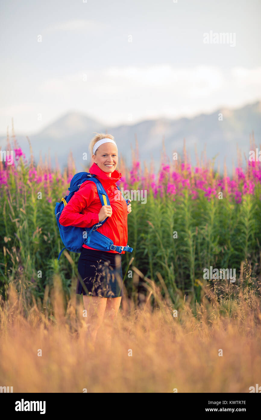 Femme dans les montagnes de randonnée et de marche avec sac à dos. En regardant la vue était magnifique. Voyages et trekking en été, la nature, la santé et la forme physique d'inspiration con Banque D'Images