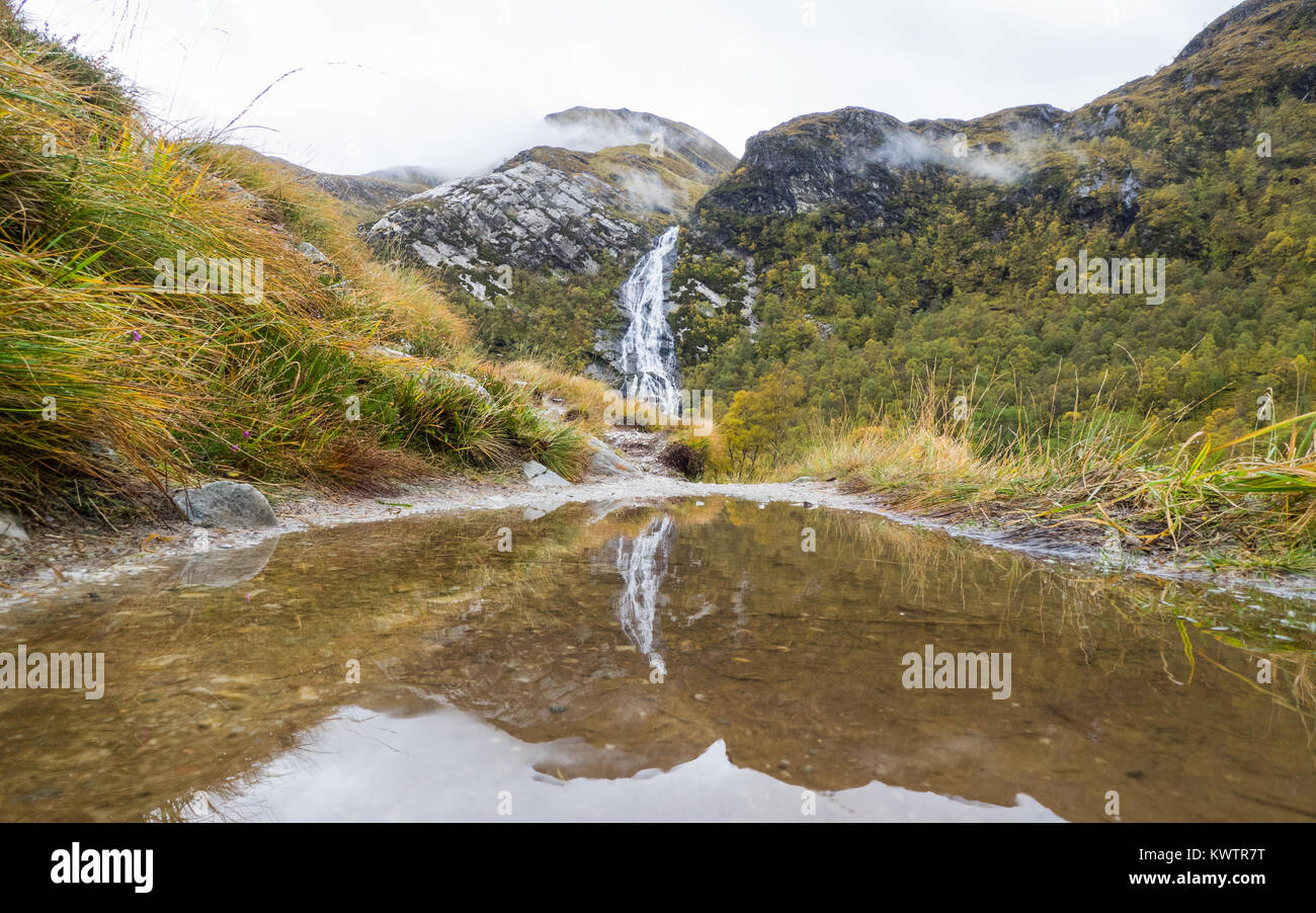 Reflet de l'Steall Falls dans la région de Glen Nevis, Ecosse Banque D'Images