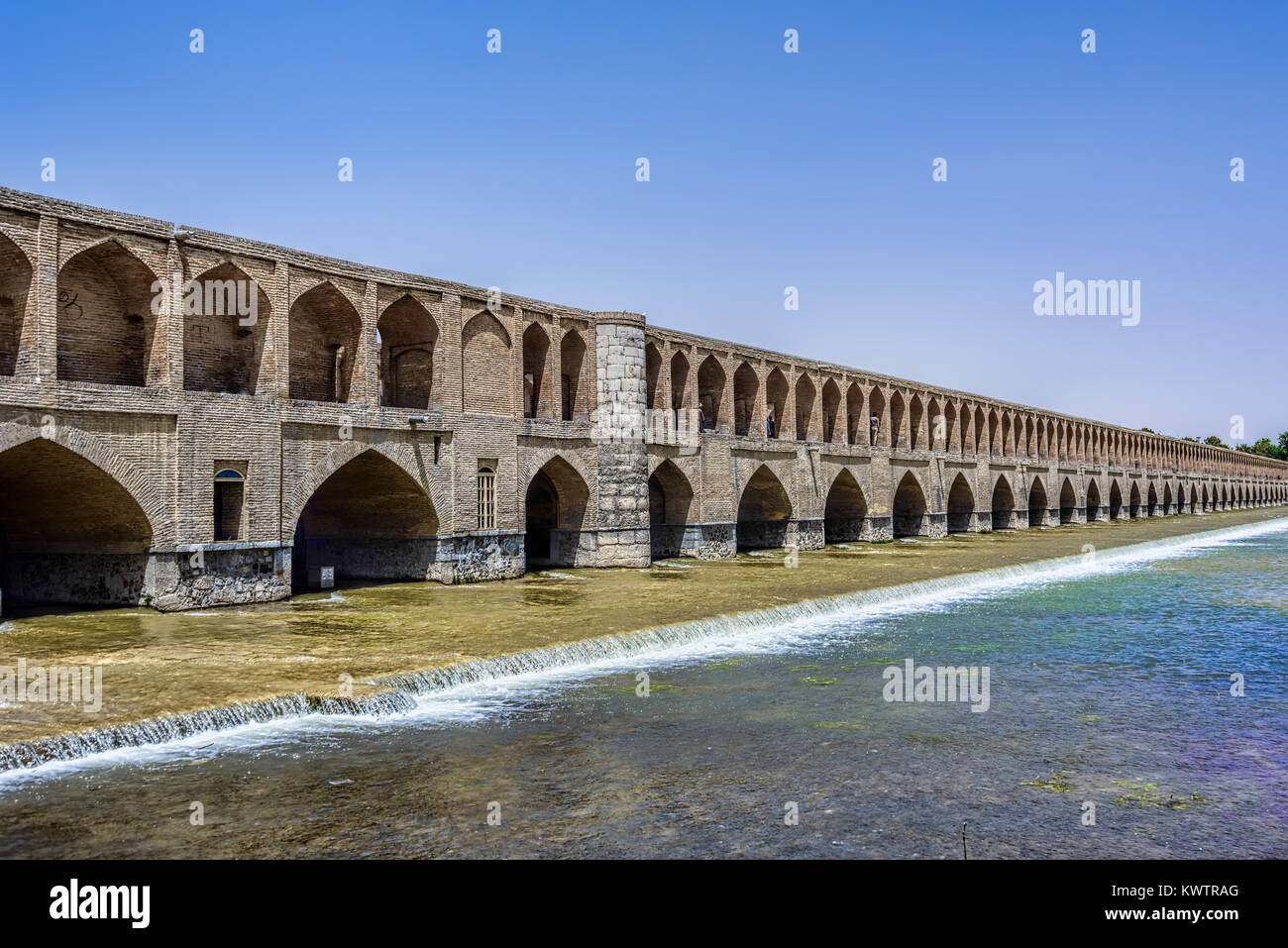 Le pont Allahverdi Khan populairement connu sous le nom de Si-O-se-pol sur Zayanderud river à Isfahan Iran Banque D'Images