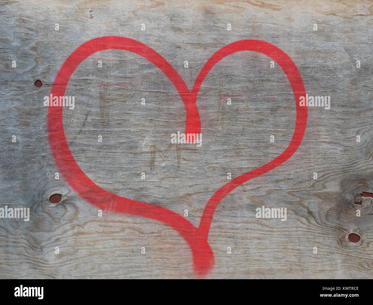 Coeur en bois peint sur la surface Banque D'Images