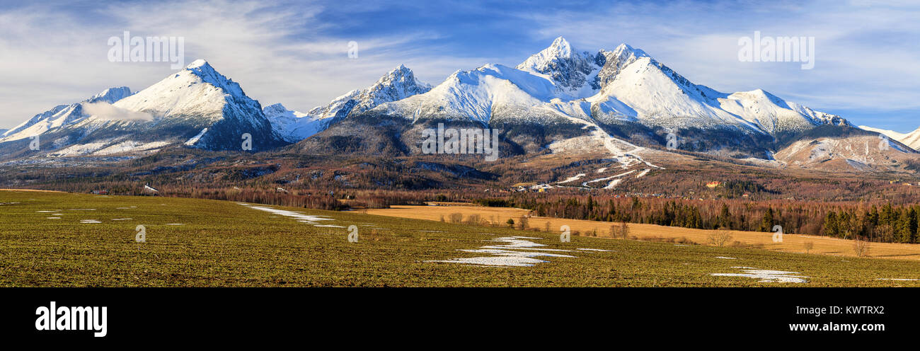 Vue panoramique de Hautes Tatras couvertes de neige en hiver, la Slovaquie. Banque D'Images