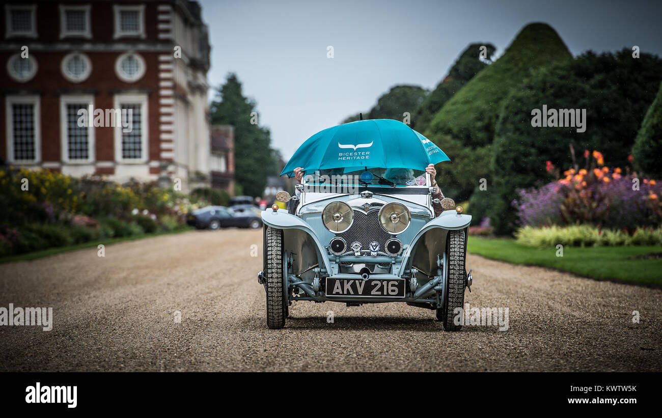 Classic & vintage cars de l'afficheur pendant le concours d'élégance à Hampton Court Palace Banque D'Images