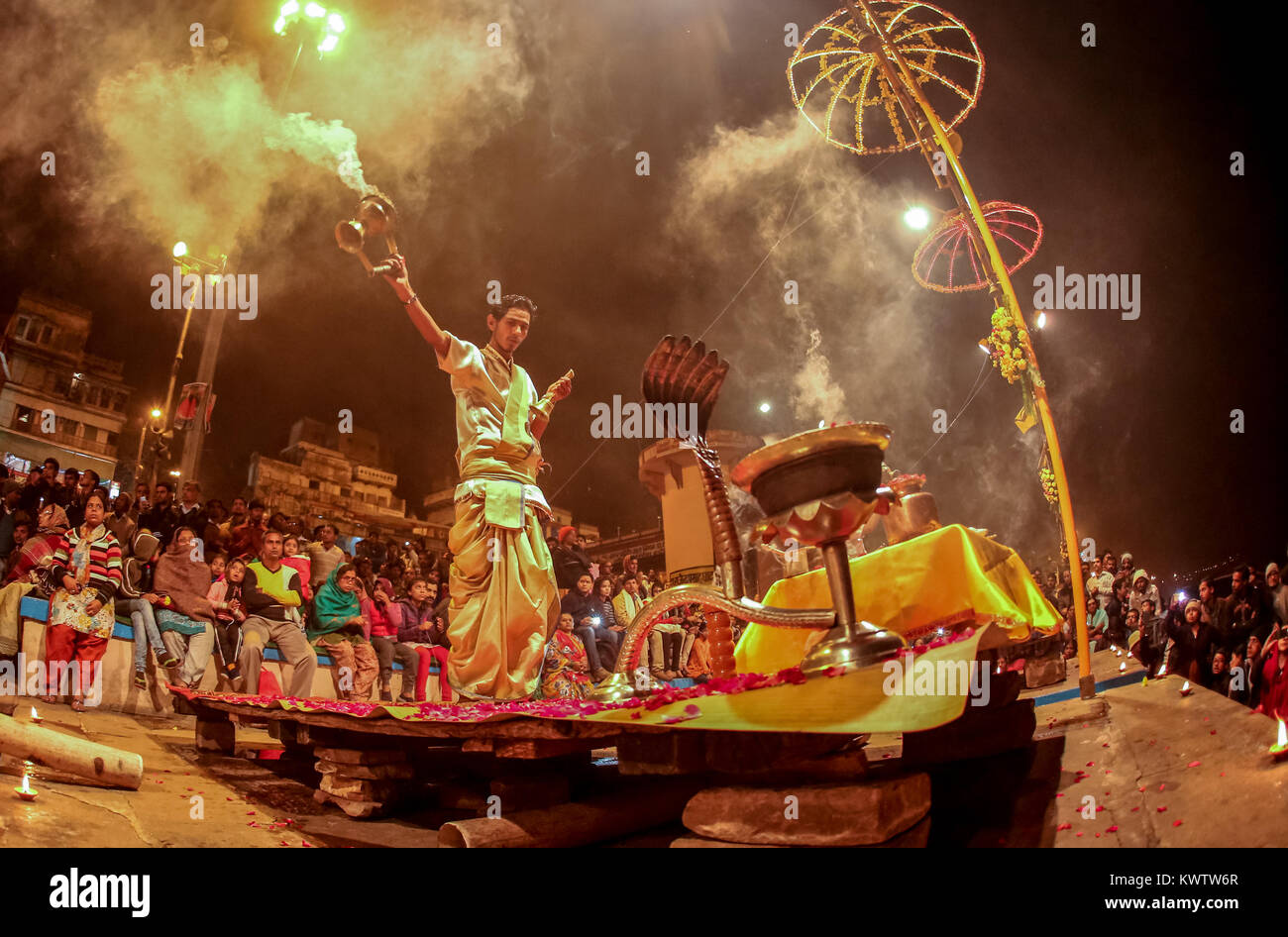 VARANASI, INDE - 1 janvier 2015 : Gange ghats Varanasi et pendant le festival Kumbh Mela en fin de soirée. Banque D'Images