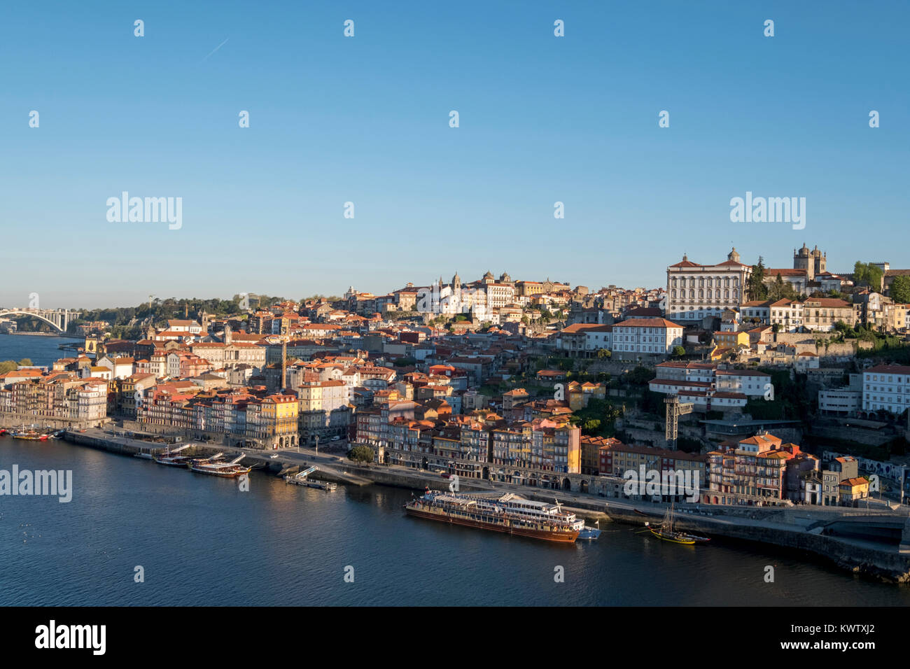 Skyline de Porto sur la rivière Douro, Portugal Banque D'Images