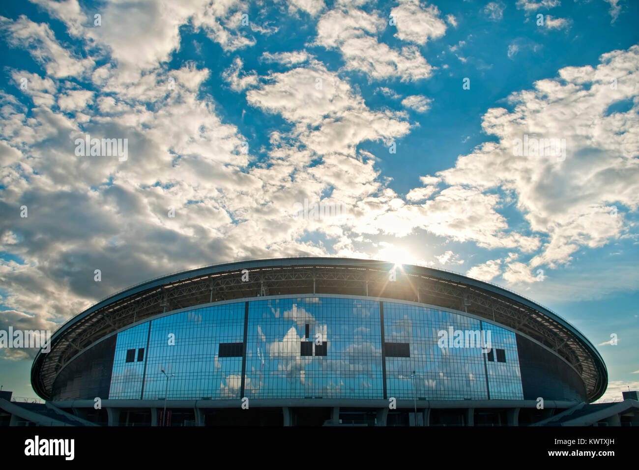 Belle Kazan Arena Stadium au coucher du soleil avec ciel dramatique au contexte et soleil qui brille sur le dessus Banque D'Images