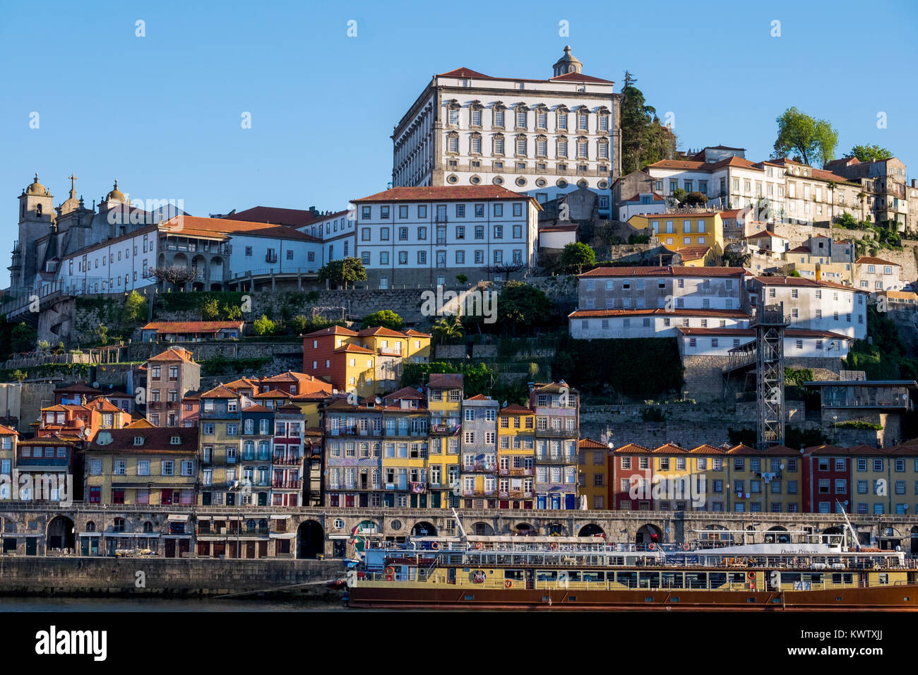 Skyline de Porto sur la rivière Douro, Portugal Banque D'Images