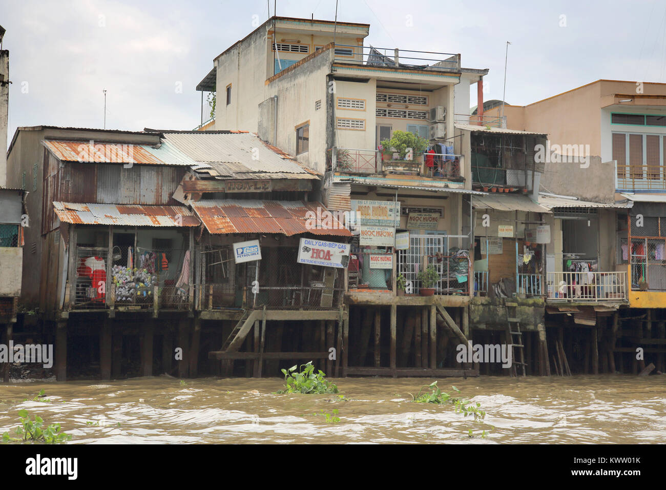 Maisons et bâtiments le long du delta du Mékong près de Cai be vietnam Banque D'Images