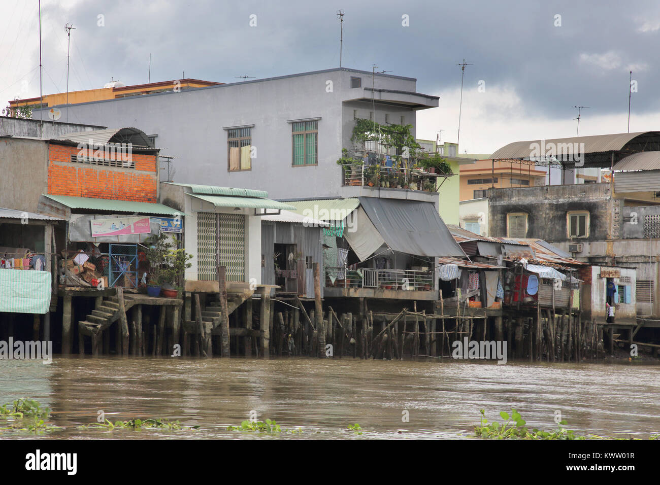 Maisons et bâtiments le long du delta du Mékong près de Cai be vietnam Banque D'Images