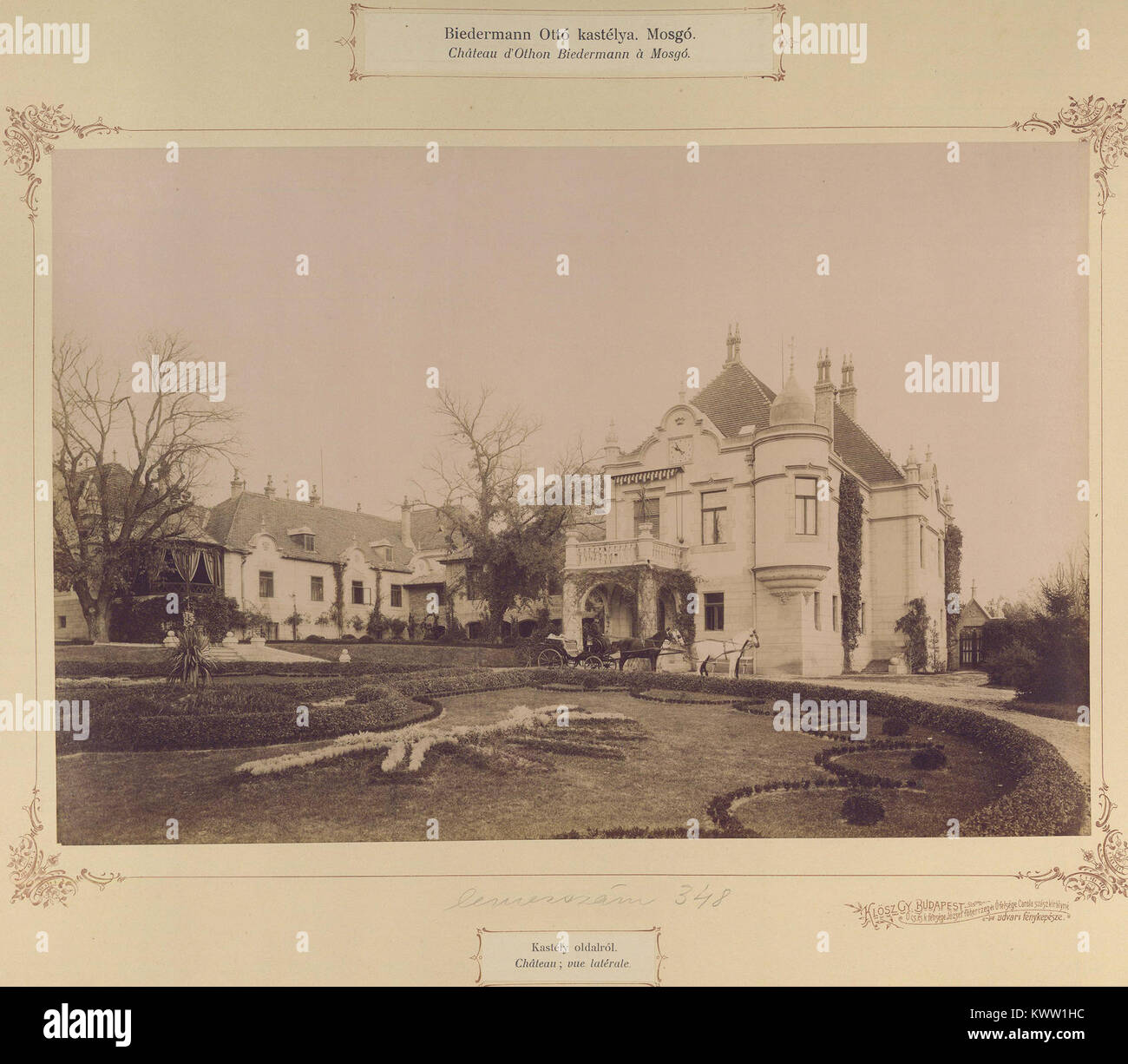 Photographie du parc du château de Biedermann à Mozsgó, Hongrie, 1895–1899, montrant un aménagement paysager, des jardins, et les caractéristiques architecturales du domaine. Banque D'Images
