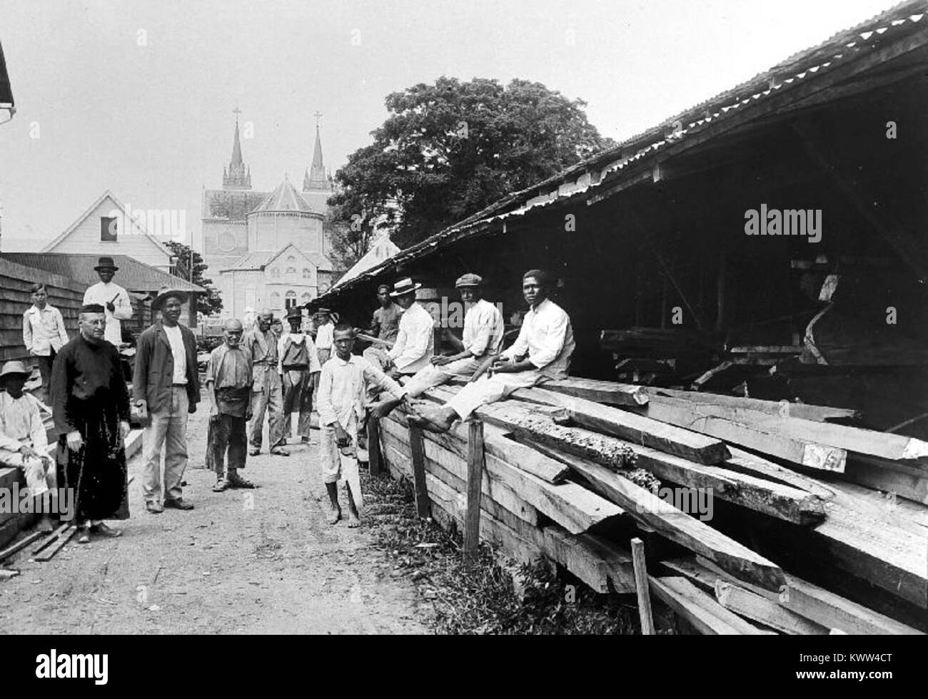 Une photographie historique du Musée national des cultures du monde montre du bois entreposé dans un atelier de charpentier lié à une institution catholique, illustrant le travail traditionnel du bois européen, l’utilisation des outils et la préparation des matériaux. Banque D'Images