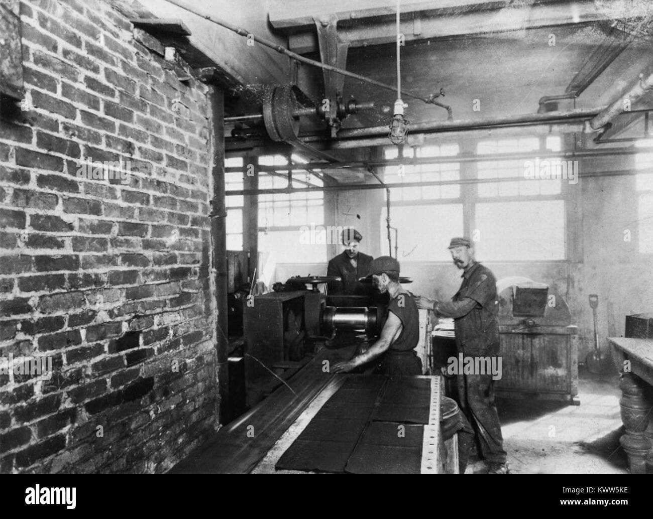 Une photographie de 1910 montrant la salle de mixage de matériel de disque de la Berliner Gramophone Company à Montréal, Québec. L'image documente le processus industriel impliqué dans la production précoce de matériel d'enregistrement sonore. Banque D'Images