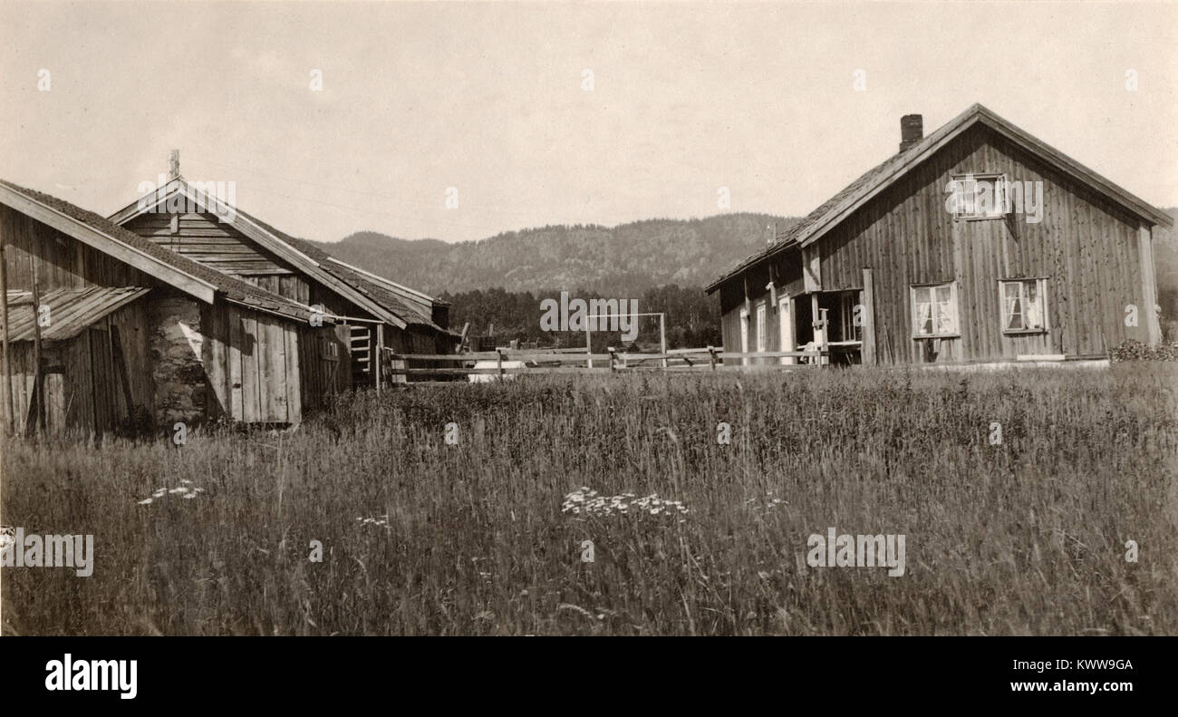 Image documentant la ferme de Økri à Akershus, Norvège, inscrite dans le registre national du patrimoine culturel. Le complexe agricole comprend des bâtiments agricoles préservés représentatifs de la vie rurale traditionnelle norvégienne. Banque D'Images