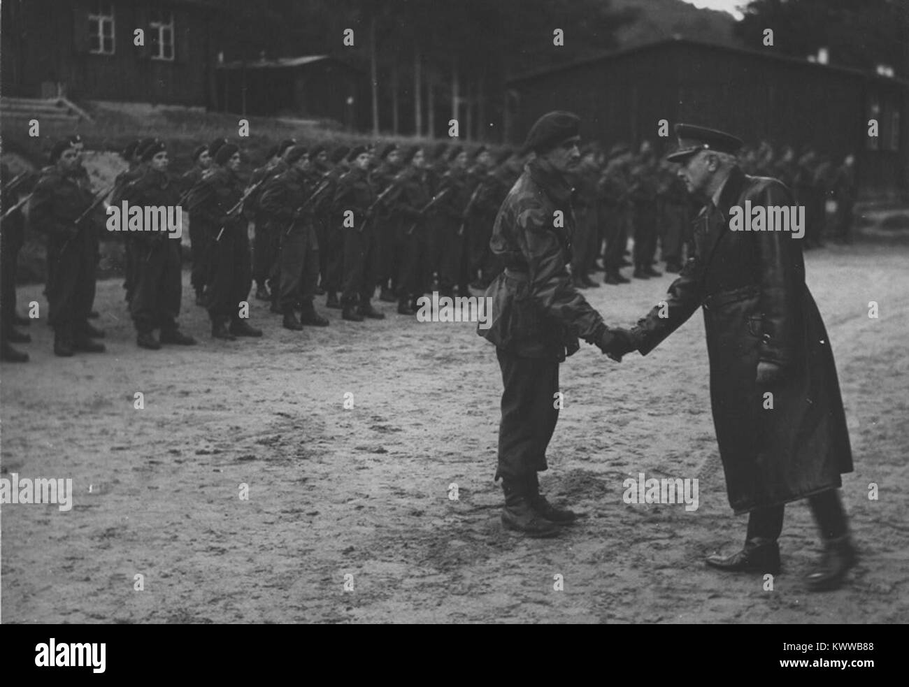 Parachutistes tchécoslovaques du 71e bataillon photographiés avec le général Ludvík Svoboda, représentant un moment de camaraderie militaire et de leadership pendant la première Guerre mondiale Banque D'Images