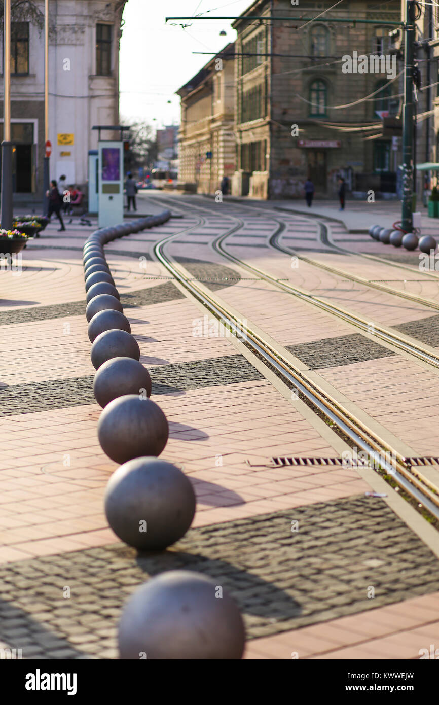 TIMISOARA, ROUMANIE - Piata Libertatii (place de la liberté) tram way et boules de métal décoratif Banque D'Images
