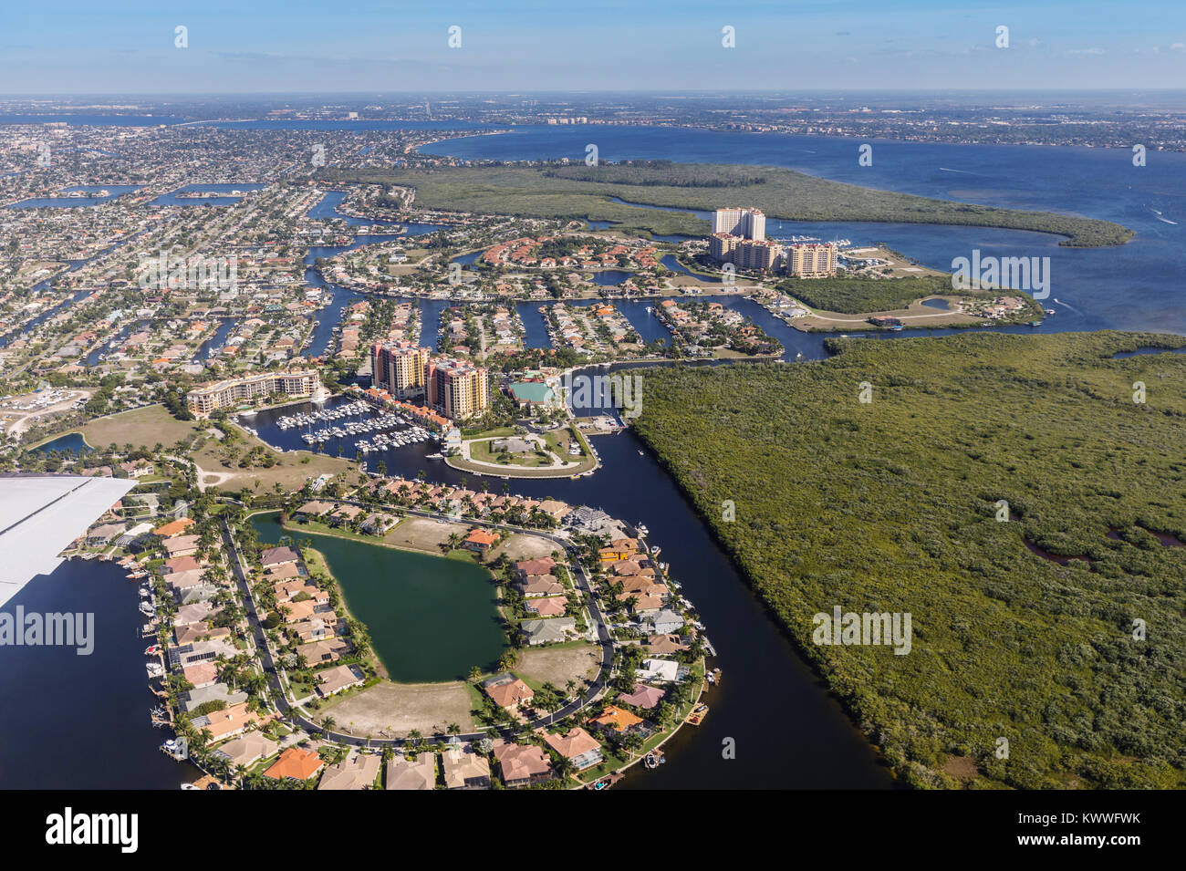 Vue aérienne de la ville et du golfe Cape Coral, en Floride. Le Westin Cape Coral Resort at Marina Village Banque D'Images