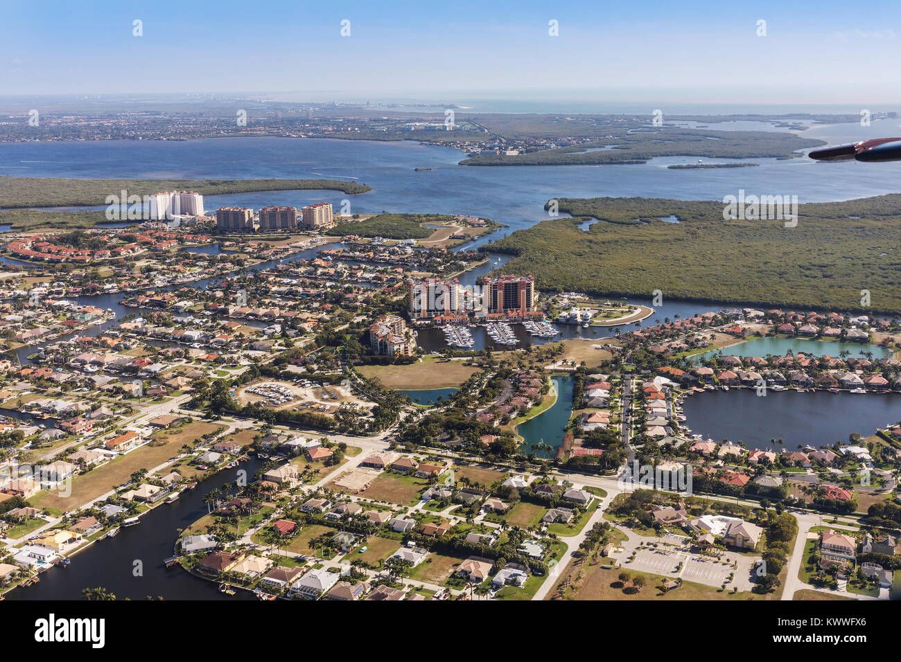 Vue aérienne de la ville et du golfe Cape Coral, en Floride. L'architecture typique de la Floride du Sud. De grandes maisons construites sur les rives des canaux, les canaux dans la se Banque D'Images