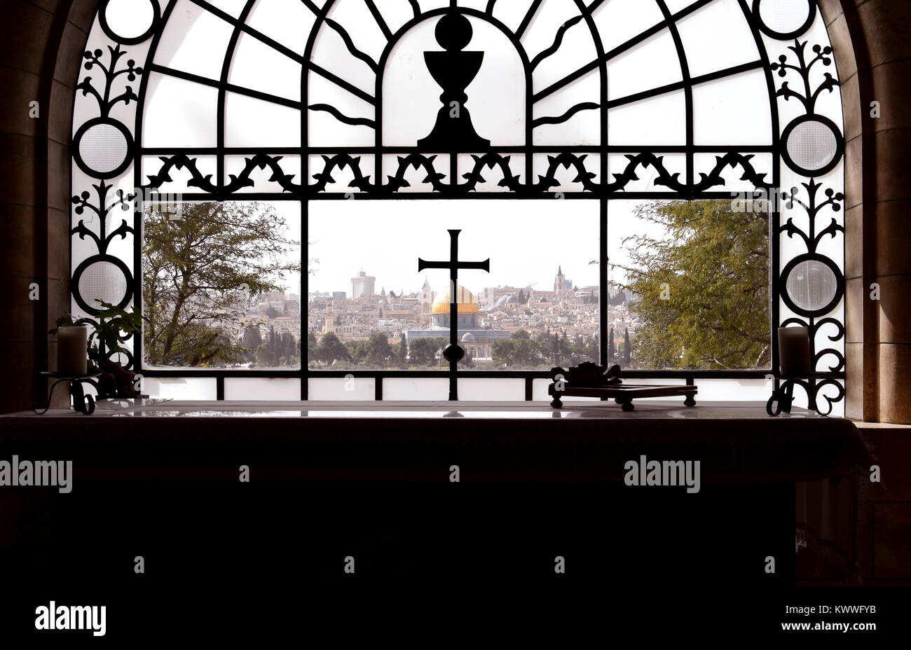 Vue sur Jérusalem et le dôme du Rocher de la chapelle Dominus Flevit catholique sur le Mont des Oliviers Banque D'Images