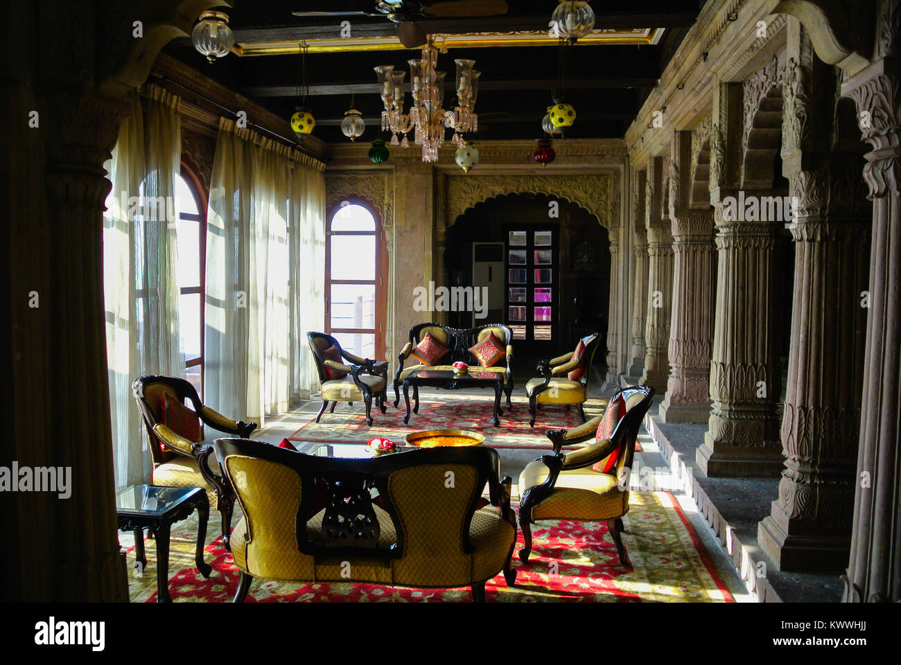 La décoration intérieure avec des meubles dans un style maharaja Palace hotel à Varanasi, Inde Banque D'Images