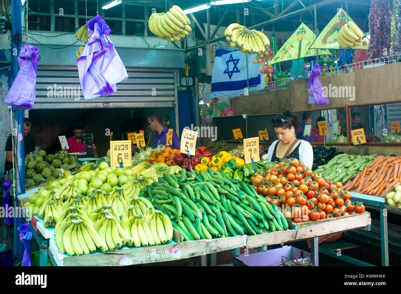 Marché de légumes locaux avec des drapeaux d'Israël. Tel Aviv, Israël. Banque D'Images